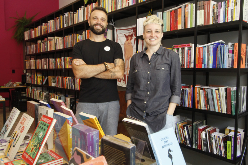 Nanni Rios e Marcelo Titton s&atilde;o os rostos por tr&aacute;s da Livraria Baleia  Foto: EVANDRO OLIVEIRA/JC