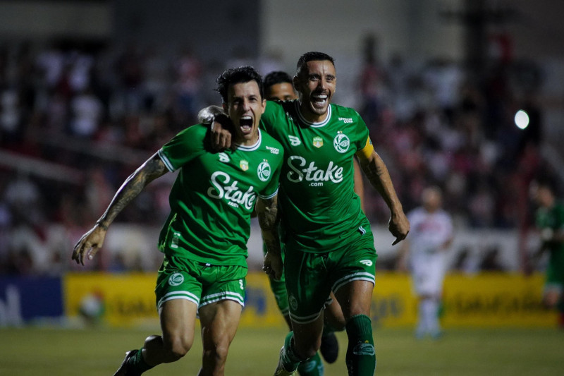 Jean Carlos (esq) e Gilberto foram decisivos para goleada do Juventude