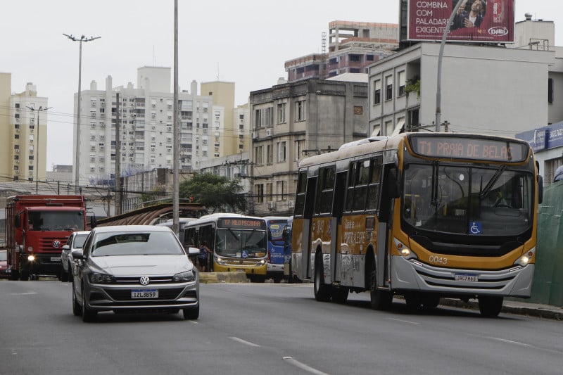 Ônibus não estão conseguindo chegar até o Centro Histórico de Porto Alegre em razão do alagamento