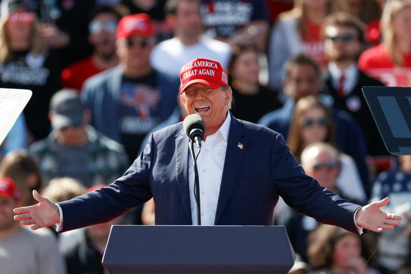 Trump usou o palco para proferir uma versão cheia de palavrões do seu habitual discurso de comício