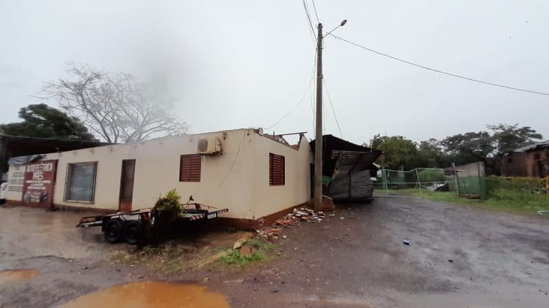 Ventos chegaram a 108 km/h em São Borja, provocando o destelhamento de casas