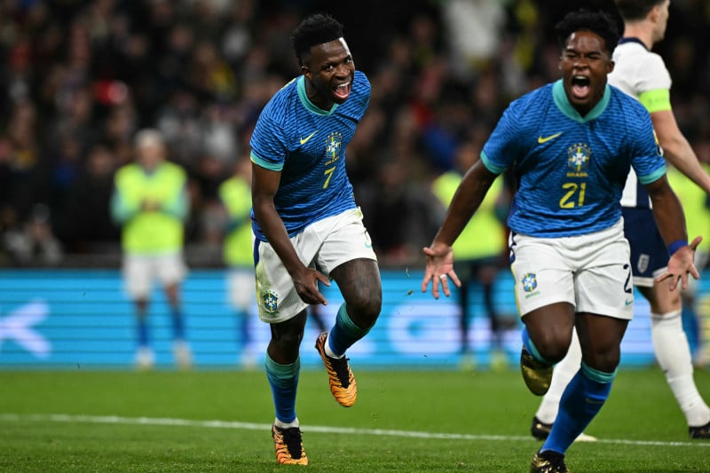 Endrick (à direita), com 17 anos, fez o único gol do jogo, festejado por Vinicius Jr