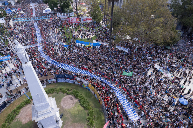 Milhares de argentinos foram às ruas para relembrar o aniversário do golpe que levou o país à ditadura
