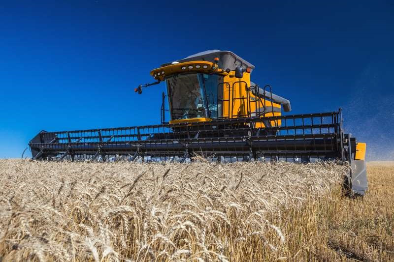 Venda de colheitadeiras cresce 19,5% em março mas cai 47,8% no trimestre, comparado a 2023