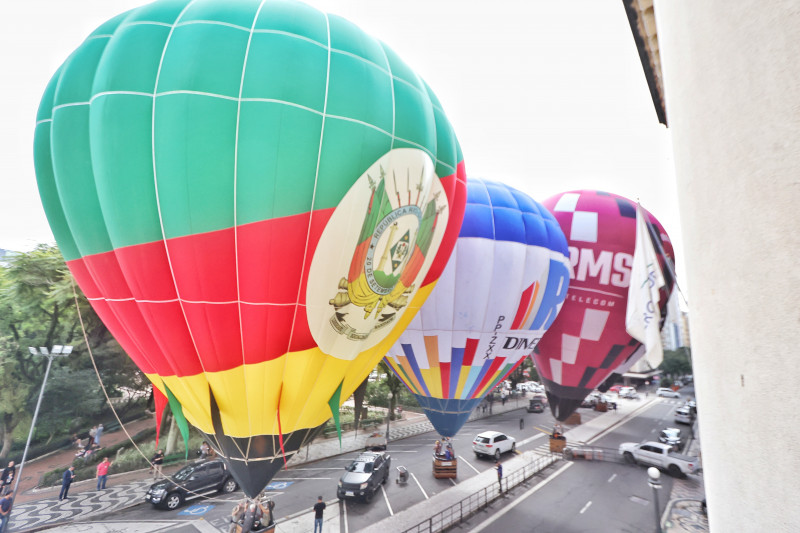 Em frente ao Palácio, cinco balões coloridos foram inflados, marcando o evento