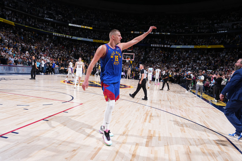 Principal estrela do atual campeão da NBA, Denver Nuggets, Nikola Jokic liderou seu time à vitória na abertura dos Playoffs contra o Los Angeles Lakers