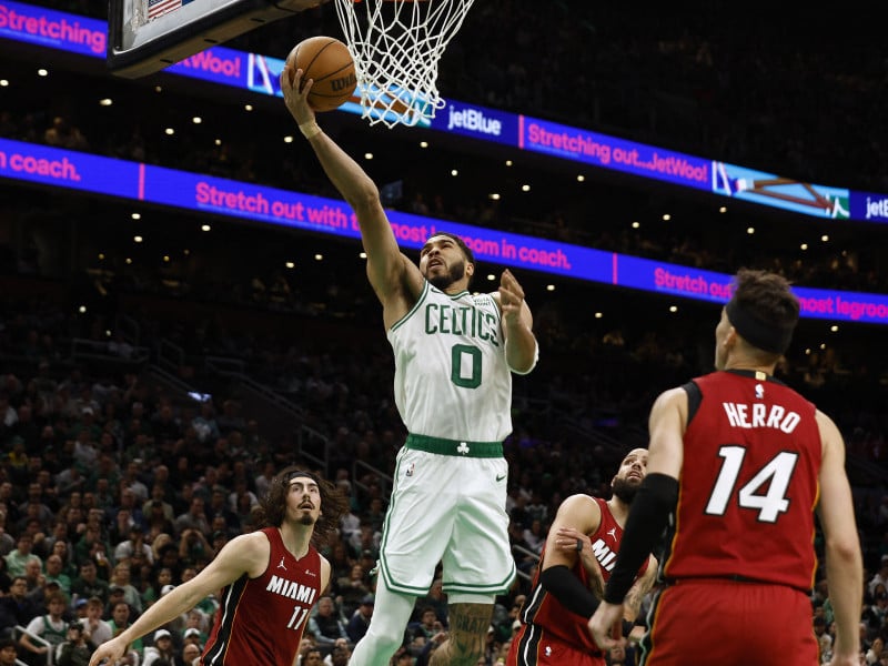 Destaque do Boston Celtics, Jayson Tatum anotou 23 pontos na vitória sobre o Miami Heat, na abertura dos Playoffs