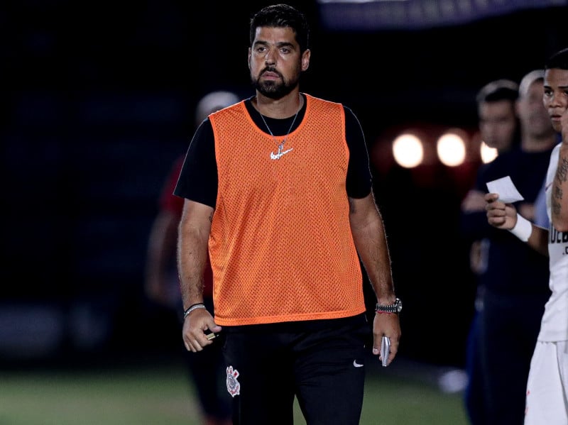 Técnico português António Oliveira ainda não conseguiu achar uma equipe titular no Timão