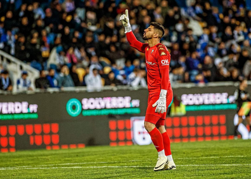 Marcelo Carné, goleiro do Estoril, foi agredido por torcedores e ainda foi expulso na partida contra o Chaves