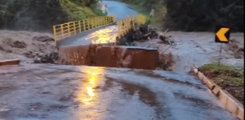 Em Santa Tereza, uma ponte foi arrastada pela força da água