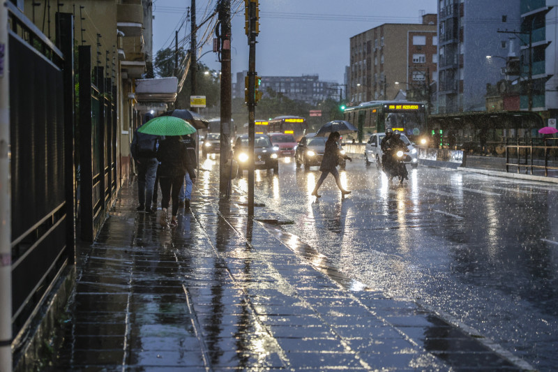 Chove forte em Porto Alegre desde a noite passada