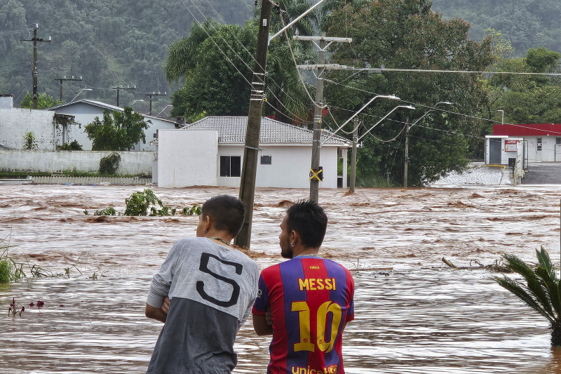 Inundações atingem diversas cidades, gerando cenas dramáticas como em Encantado 