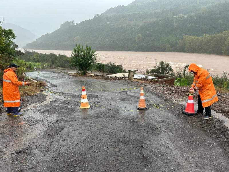 As chuvas provocaram deslizamentos de terra, queda de pontes e acúmulo de água em diversas estradas