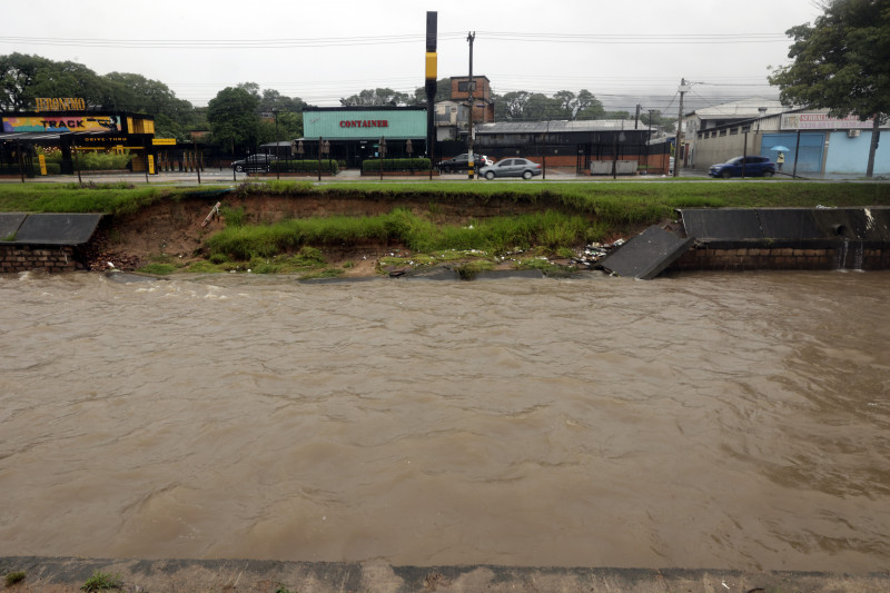 Grande volume de chuvas causou danos em diversos pontos da margem do canal