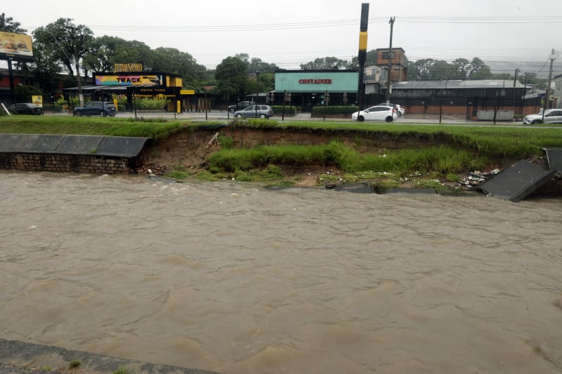 Margens do canal desabaram em razão de grande volume de chuvas