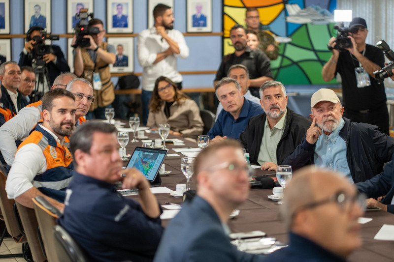 Em reunião com ministros e autoridades estaduais, petista acompanhou de perto a situação do RS 