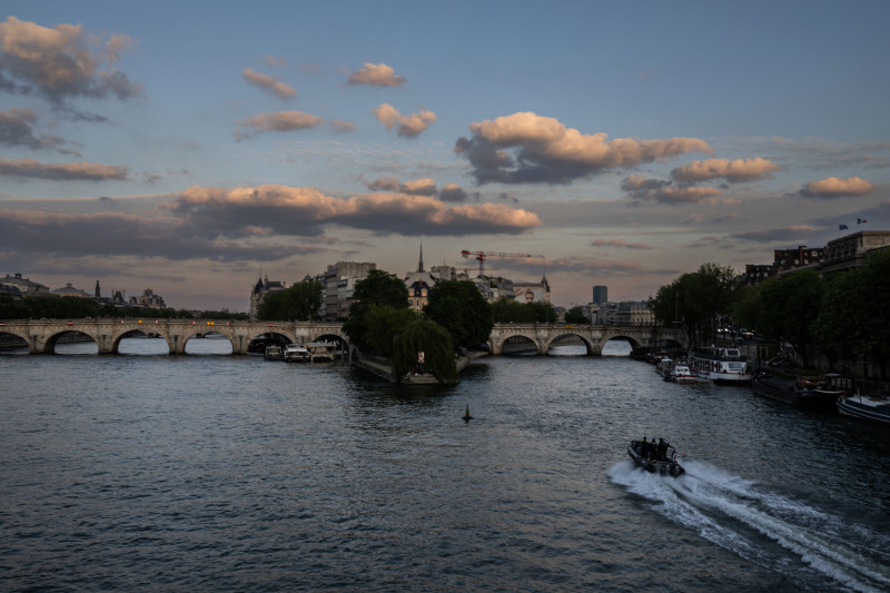 Milhares de atletas estarão navegando ao pôr do sol em direção à Torre Eiffel