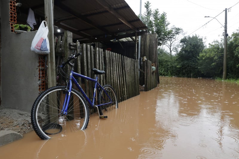 Em Porto Alegre, os alagamento nas ilhas fechou o acesso para veículos e isolou moradores