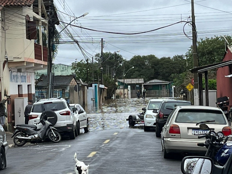 As águas do rio avançam sobre as ruas do bairro Vila Rica em Gravataí