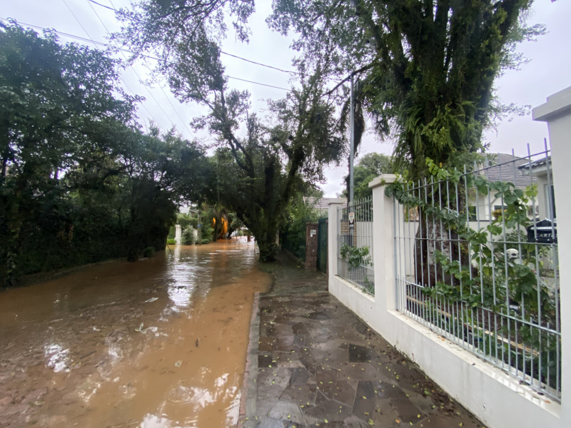 No fim da rua Doutor Armando Barbedo, o portal Dona Irena faz divisa com o Guaíba