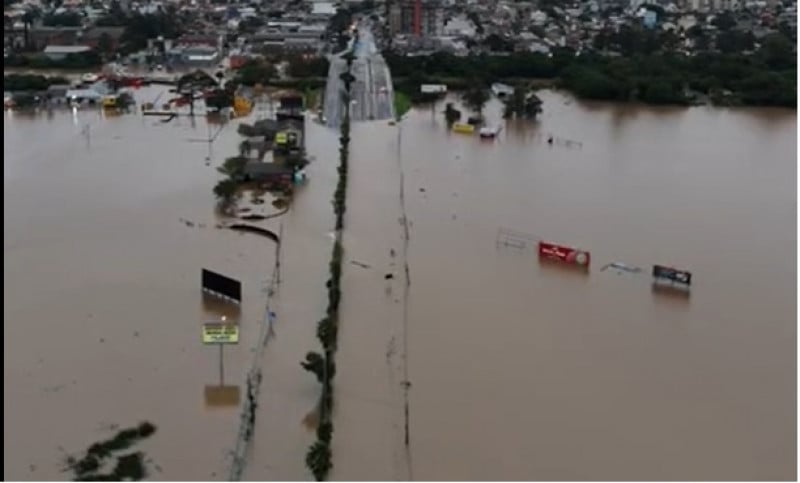 O dique que protege Cachoeirinha ao lado da ponte já bloqueada pode transbordar