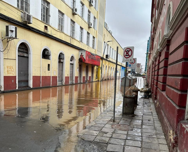 {'nm_midia_inter_thumb1':'https://www.jornaldocomercio.com/_midias/jpg/2024/05/03/206x137/1_geral_clima_chuvas_centro_porto_alegre_4_jornal_do_comercio-10551831.jpeg', 'id_midia_tipo':'2', 'id_tetag_galer':'', 'id_midia':'6634e2915a3d3', 'cd_midia':10551831, 'ds_midia_link': 'https://www.jornaldocomercio.com/_midias/jpg/2024/05/03/geral_clima_chuvas_centro_porto_alegre_4_jornal_do_comercio-10551831.jpeg', 'ds_midia': 'Geral - Clima - centro de porto alegre lojas fechadas - água - inundação - perto da avenida Júlio de Castilhos', 'ds_midia_credi': 'SINDILOJASPOA/DIVULGAÇÃO/JC', 'ds_midia_titlo': 'Geral - Clima - centro de porto alegre lojas fechadas - água - inundação - perto da avenida Júlio de Castilhos', 'cd_tetag': '1', 'cd_midia_w': '800', 'cd_midia_h': '645', 'align': 'Left'}