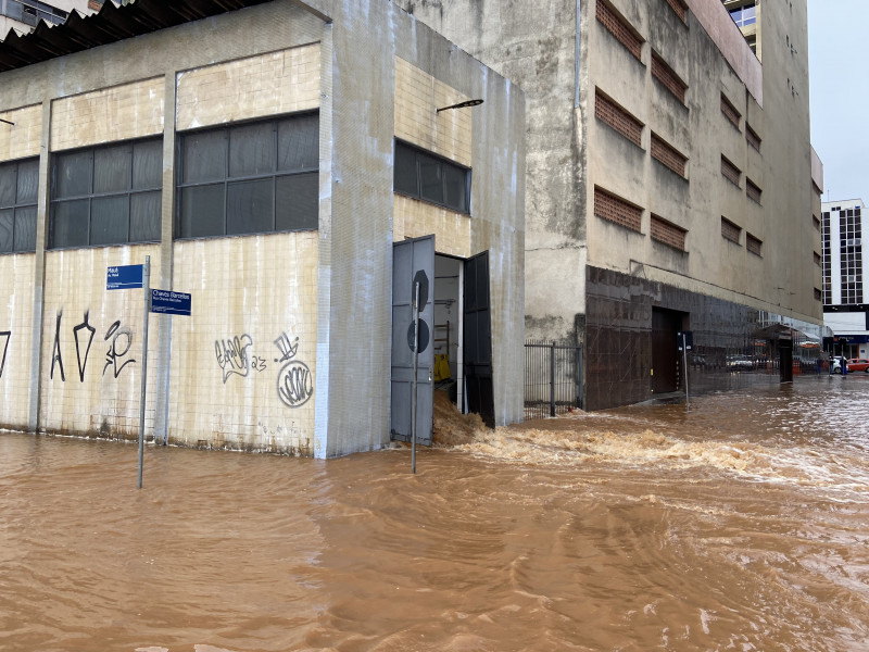 Estação na avenida Mauá é uma das 12 fora de operação no sistema de drenagem de Porto Alegre