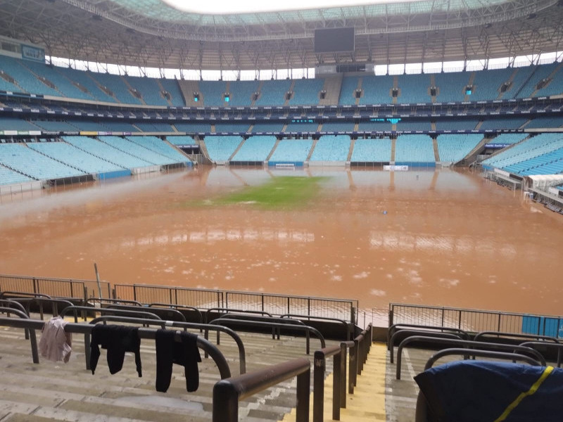 Águas invadiram o estádio gremista, onde famílias buscavam refúgio