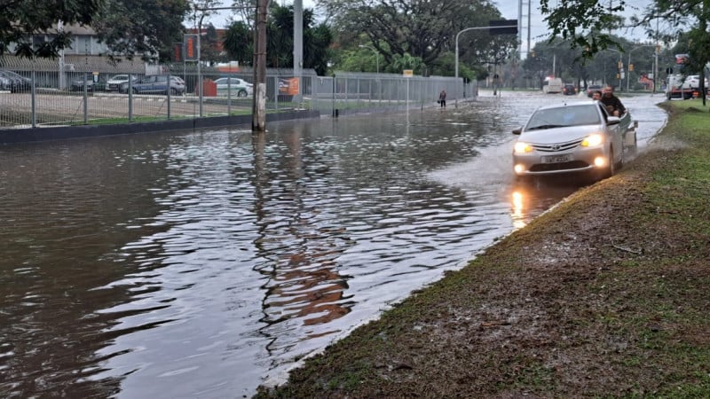 Motoristas são orientados a não tentar a travessia pelo trecho, cujo tráfego é apenas local