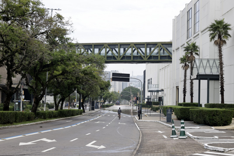 Alagamentos já atingem avenida e áreas nas laterais do Praia de Belas Shopping