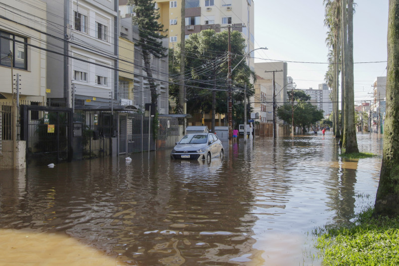 Avenida Getúlio Vargas começou a encher na tarde desta segunda-feira