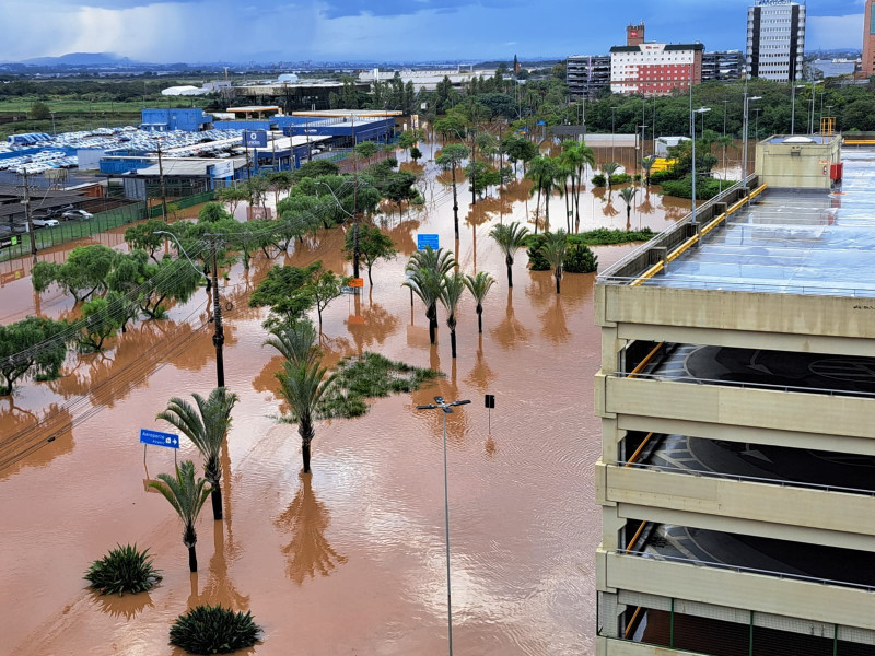 Fortes chuvas bloquearam rodovias, arrancaram pontes e inundaram o aeroporto Salgado Filho