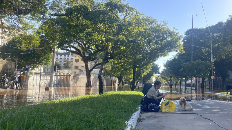 População sai às pressas da Cidade Baixa e se desloca para casa de amigos e familiares