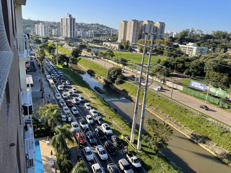 Avenida Ipiranga, em Porto Alegre, registra movimento incomum e engarrafamentos nesta segunda-feira