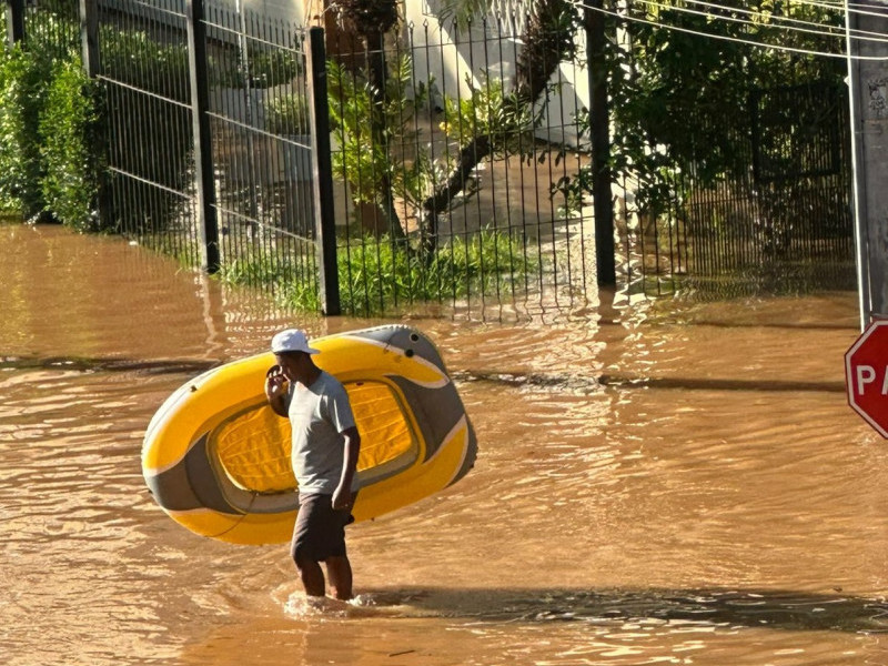 Água cobre a rua 17 de junho esquina com a Múcio Teixeira no bairro Menino Deus