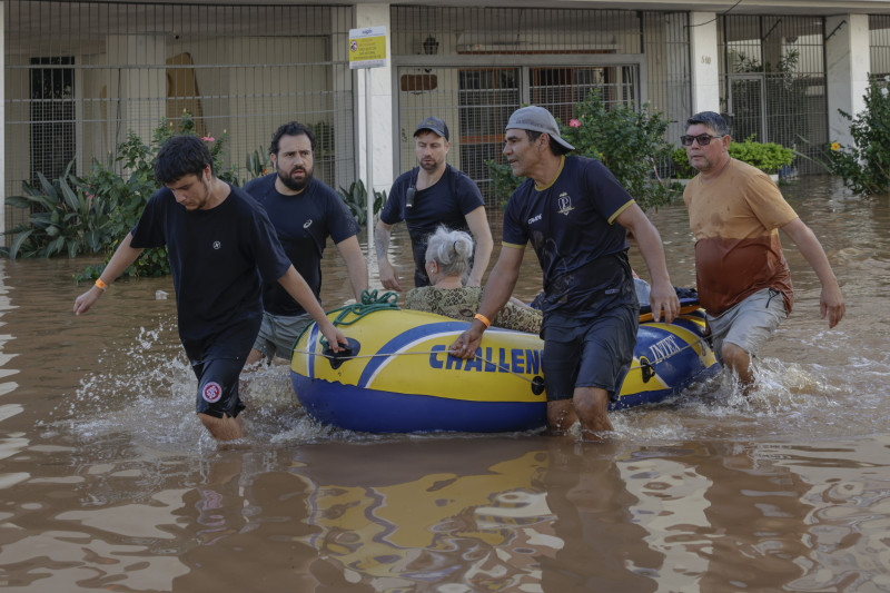 Idosos, acamados  e pessoas com algum tipo de deficiência seguem sendo resgatados