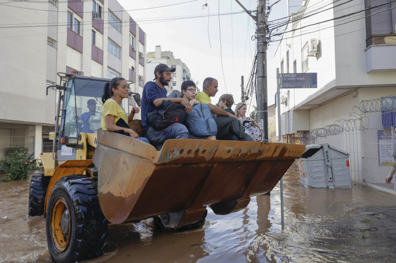 Resgate de moradores na avenida Getúlio Vargas, no bairro Menino Deus, foi feito com auxilio de voluntários e do Exército