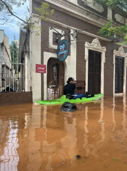 Segundo proprietários da casa noturna no Quarto Distrito, água passa de 1,80m dentro do estabelecimento