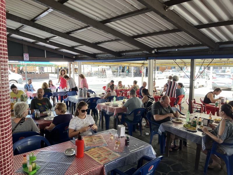 Com a fuga dos atingidos pelas enchentes para o litoral, movimento no Jurema's Bar & Restaurante aumentou drasticamente