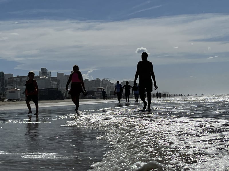 Apesar da baixa temporada, praias do Litoral gaúcho registraram bastante movimento