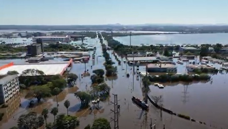 Fábrica da Coca-Cola foi inundada na entrada da Capital, entre a Frewway e a Assis Brasil