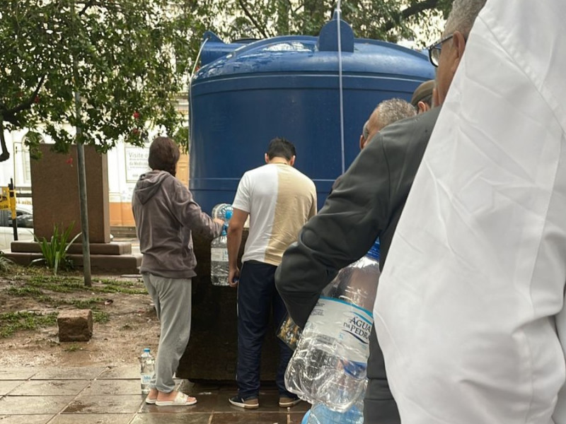 Primeiro reservatório de água foi instalado na sexta, em frente ao Colégio Rosário