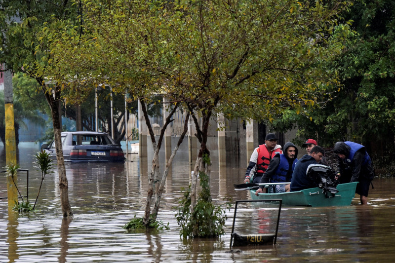 Mais de 75 mil pessoas foram resgatadas de áreas inundadas no Rio Grande do Sul