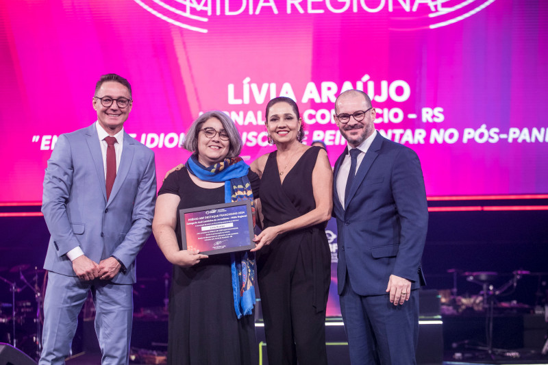 A jornalista Lívia Araújo (2a à esquerda) venceu a categoria Mídia Regional com a reportagem "Ensino de idiomas busca se reinventar no pós-pandemia" 