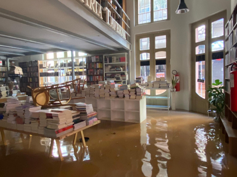 Livraria localizada em loja no andar térreo da Casa de Cultura Mario Quintana está alagada desde o dia 3
