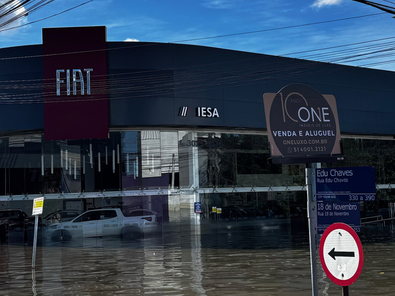 Concessionárias foram inundadas na Zona Norte da Capital, muitas com carros novos dentro