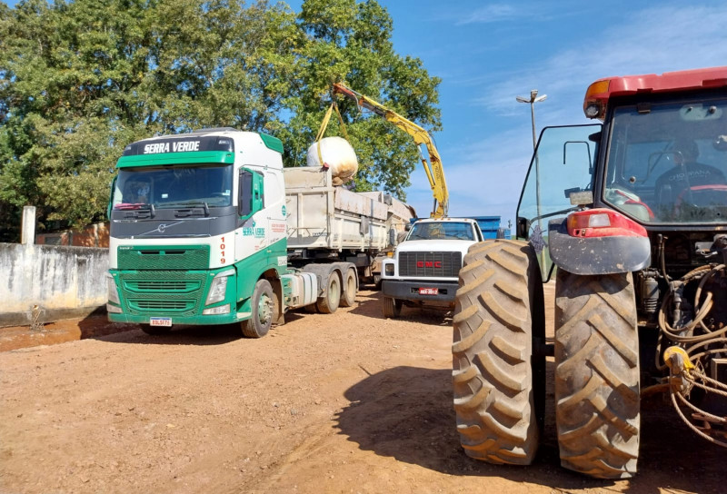Caminhões com mantimentos estão vindo de Santa Catarina, Paraná, São Paulo, Goiás e Minas Gerais