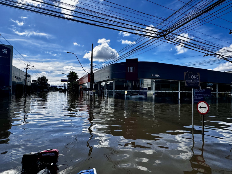 Rua Edu Chaves é um dos corredores de lojas de veículos que estão inundadas em Porto Alegre