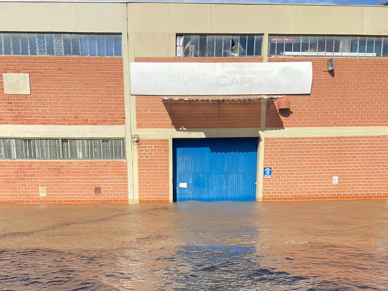 Localizadas no 4º Distrito de Porto Alegre, instalações da editora permanecem cobertas pela enchente
