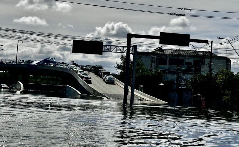 Desesperadas, lojas levaram veículos para viaduto na Zona Norte